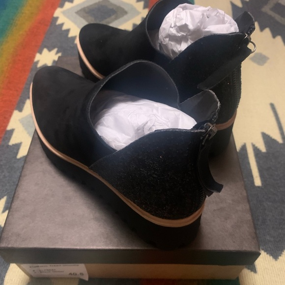 New All Black platform shoes 40.5 (Euro)/ 9.5 (US W) w/ shiny heel and zipper. - Picture 7 of 7